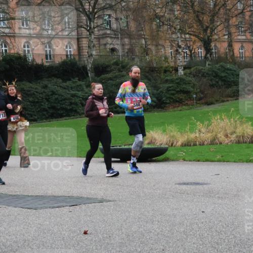 08.12.2024 - St. Pauli X-Mass-Run No. 14 Strokosch-Dieckow http://msf.ph/oto/7505761 08.12.2024 09:41:03 Laufen 621, 424, 0, 713, 698, 588 meine-sportfotos.de