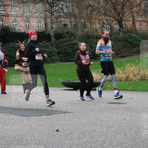 08.12.2024 - St. Pauli X-Mass-Run No. 14 Strokosch-Dieckow http://msf.ph/oto/7505765 08.12.2024 09:41:03 Laufen 621, 24, 28999, 698, 713, 80 meine-sportfotos.de