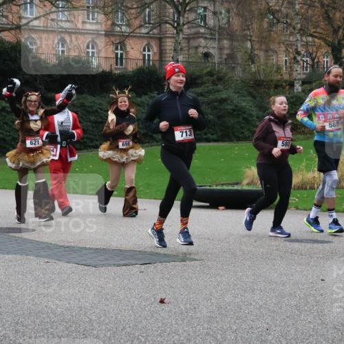 08.12.2024 - St. Pauli X-Mass-Run No. 14 Strokosch-Dieckow http://msf.ph/oto/7505767 08.12.2024 09:41:04 Laufen 307, 2371, 621, 713, 698, 580, 588 meine-sportfotos.de
