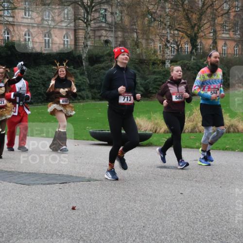 08.12.2024 - St. Pauli X-Mass-Run No. 14 Strokosch-Dieckow http://msf.ph/oto/7505770 08.12.2024 09:41:04 Laufen 2371, 621, 713, 698, 588, 580 meine-sportfotos.de