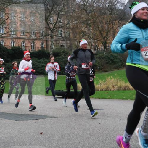 08.12.2024 - St. Pauli X-Mass-Run No. 14 Strokosch-Dieckow http://msf.ph/oto/7505800 08.12.2024 09:41:07 Laufen 09, 2334, 642, 71, 2808, 200 meine-sportfotos.de