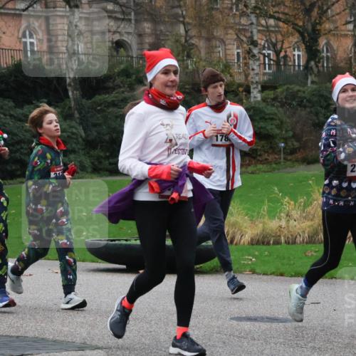 08.12.2024 - St. Pauli X-Mass-Run No. 14 Strokosch-Dieckow http://msf.ph/oto/7505807 08.12.2024 09:41:08 Laufen 178, 2334, 2371 meine-sportfotos.de