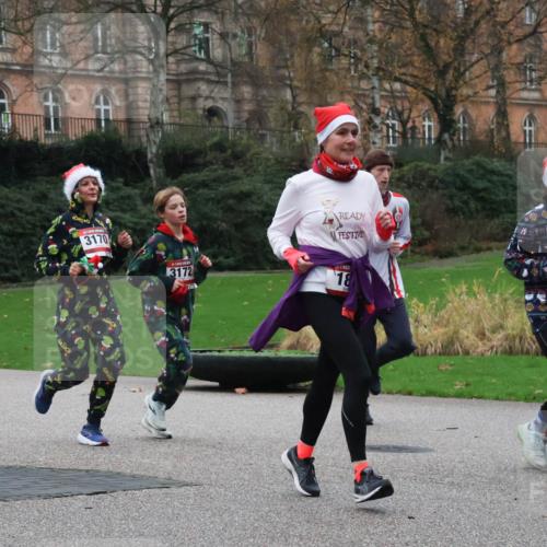 08.12.2024 - St. Pauli X-Mass-Run No. 14 Strokosch-Dieckow http://msf.ph/oto/7505809 08.12.2024 09:41:08 Laufen 3109, 3170, 3172, 172, 18, 334, 2371 meine-sportfotos.de