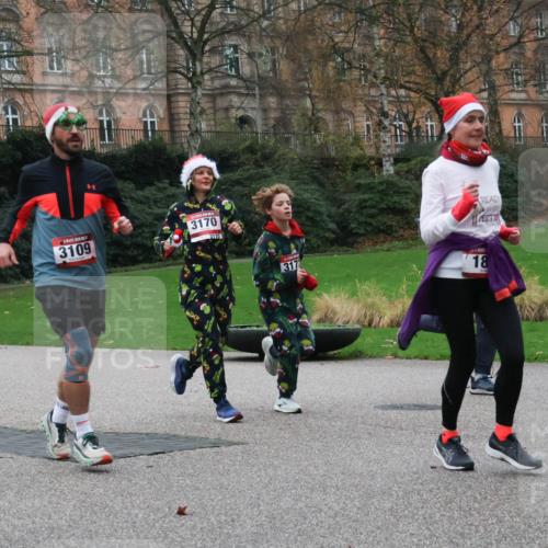 08.12.2024 - St. Pauli X-Mass-Run No. 14 Strokosch-Dieckow http://msf.ph/oto/7505811 08.12.2024 09:41:09 Laufen 3109, 3170, 3170, 317, 18, 2334 meine-sportfotos.de