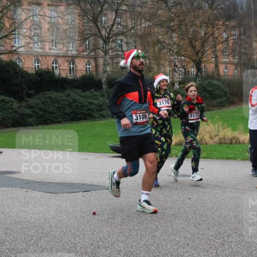08.12.2024 - St. Pauli X-Mass-Run No. 14 Strokosch-Dieckow http://msf.ph/oto/7505817 08.12.2024 09:41:09 Laufen 3109, 3170, 3172, 18 meine-sportfotos.de