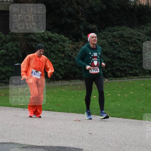 08.12.2024 - St. Pauli X-Mass-Run No. 14 Strokosch-Dieckow http://msf.ph/oto/7505834 08.12.2024 09:41:11 Laufen 3015, 3195, 750 meine-sportfotos.de
