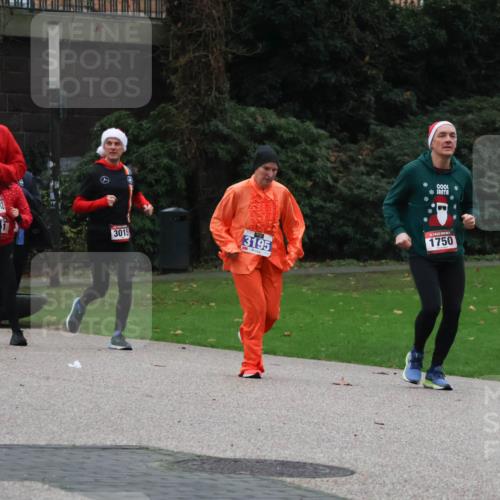 08.12.2024 - St. Pauli X-Mass-Run No. 14 Strokosch-Dieckow http://msf.ph/oto/7505836 08.12.2024 09:41:12 Laufen 49, 1912, 3015, 3195, 1750 meine-sportfotos.de