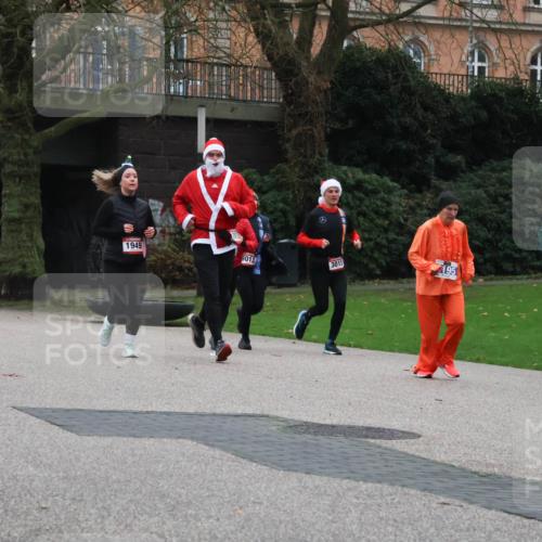 08.12.2024 - St. Pauli X-Mass-Run No. 14 Strokosch-Dieckow http://msf.ph/oto/7505844 08.12.2024 09:41:12 Laufen 946, 1949, 3013, 3015, 195, 1750 meine-sportfotos.de