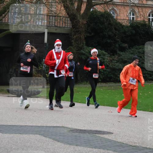 08.12.2024 - St. Pauli X-Mass-Run No. 14 Strokosch-Dieckow http://msf.ph/oto/7505846 08.12.2024 09:41:13 Laufen 946, 1949, 1912, 3013, 3015, 0001, 3195, 1750 meine-sportfotos.de