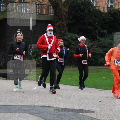08.12.2024 - St. Pauli X-Mass-Run No. 14 Strokosch-Dieckow http://msf.ph/oto/7505848 08.12.2024 09:41:13 Laufen 1949, 1912, 3013, 3015, 3195 meine-sportfotos.de