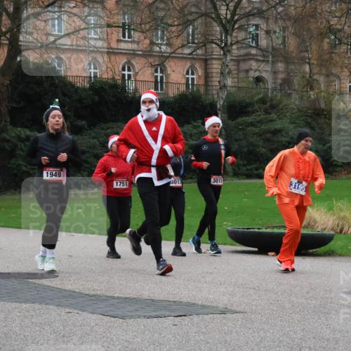 08.12.2024 - St. Pauli X-Mass-Run No. 14 Strokosch-Dieckow http://msf.ph/oto/7505867 08.12.2024 09:41:15 Laufen 1949, 1751, 3013, 3015, 3195, 1750 meine-sportfotos.de