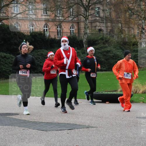 08.12.2024 - St. Pauli X-Mass-Run No. 14 Strokosch-Dieckow http://msf.ph/oto/7505870 08.12.2024 09:41:15 Laufen 1751, 3015, 1949, 3195, 175 meine-sportfotos.de