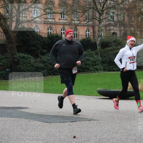 08.12.2024 - St. Pauli X-Mass-Run No. 14 Strokosch-Dieckow http://msf.ph/oto/7505921 08.12.2024 09:41:26 Laufen 1021, 20, 1067, 1784, 2937 meine-sportfotos.de