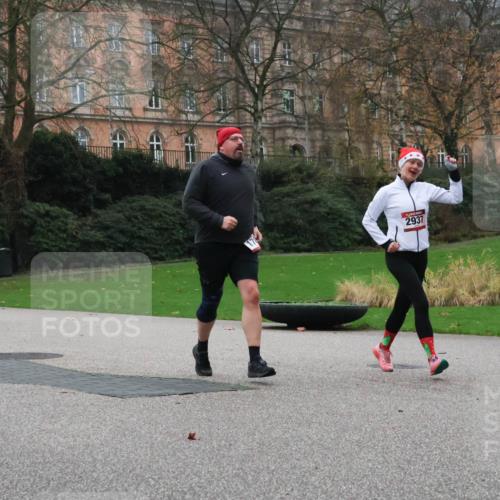 08.12.2024 - St. Pauli X-Mass-Run No. 14 Strokosch-Dieckow http://msf.ph/oto/7505923 08.12.2024 09:41:26 Laufen 1067, 1021, 2937 meine-sportfotos.de