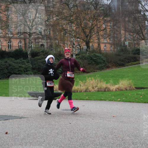 08.12.2024 - St. Pauli X-Mass-Run No. 14 Strokosch-Dieckow http://msf.ph/oto/7505947 08.12.2024 09:41:29 Laufen 20, 1067, 1021 meine-sportfotos.de