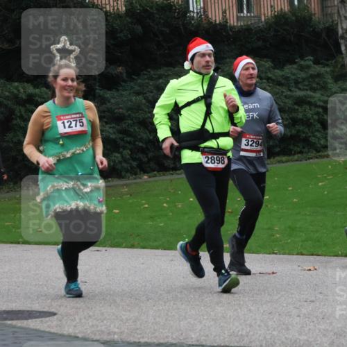 08.12.2024 - St. Pauli X-Mass-Run No. 14 Strokosch-Dieckow http://msf.ph/oto/7505961 08.12.2024 09:41:32 Laufen 2361, 1275, 3294, 329, 2898 meine-sportfotos.de