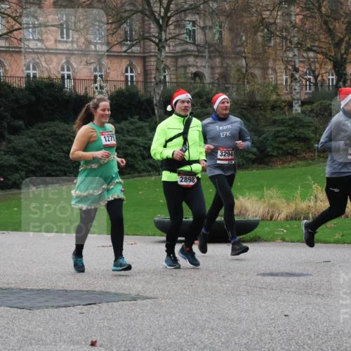 08.12.2024 - St. Pauli X-Mass-Run No. 14 Strokosch-Dieckow http://msf.ph/oto/7505967 08.12.2024 09:41:33 Laufen 2362, 2361, 1275, 2898, 3294 meine-sportfotos.de