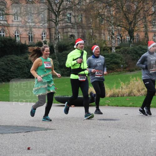 08.12.2024 - St. Pauli X-Mass-Run No. 14 Strokosch-Dieckow http://msf.ph/oto/7505971 08.12.2024 09:41:33 Laufen 23, 2361, 1275, 3294, 2898, 1628, 93 meine-sportfotos.de