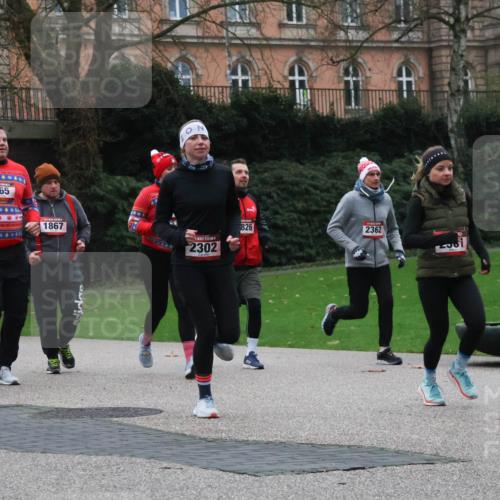 08.12.2024 - St. Pauli X-Mass-Run No. 14 Strokosch-Dieckow http://msf.ph/oto/7505983 08.12.2024 09:41:35 Laufen 165, 1867, 2302, 826, 2362 meine-sportfotos.de