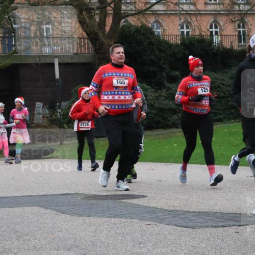 08.12.2024 - St. Pauli X-Mass-Run No. 14 Strokosch-Dieckow http://msf.ph/oto/7505989 08.12.2024 09:41:35 Laufen 12, 1243, 2758, 165, 129, 2302 meine-sportfotos.de