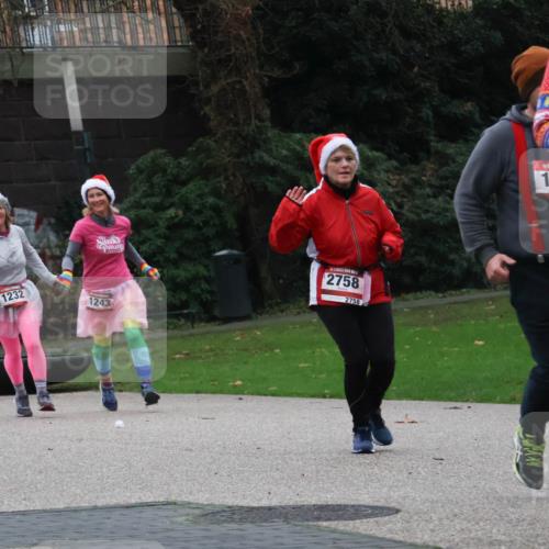 08.12.2024 - St. Pauli X-Mass-Run No. 14 Strokosch-Dieckow http://msf.ph/oto/7505999 08.12.2024 09:41:37 Laufen 1232, 1243, 2758, 2758, 1867, 165 meine-sportfotos.de