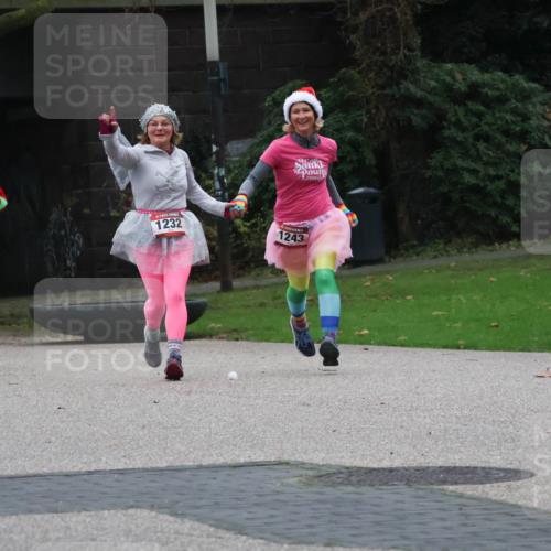 08.12.2024 - St. Pauli X-Mass-Run No. 14 Strokosch-Dieckow http://msf.ph/oto/7506006 08.12.2024 09:41:37 Laufen 2165, 89, 1232, 106, 1919, 2758, 2758, 1243 meine-sportfotos.de