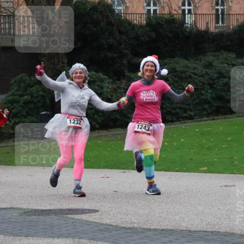 08.12.2024 - St. Pauli X-Mass-Run No. 14 Strokosch-Dieckow http://msf.ph/oto/7506021 08.12.2024 09:41:39 Laufen 91, 1232, 1243 meine-sportfotos.de