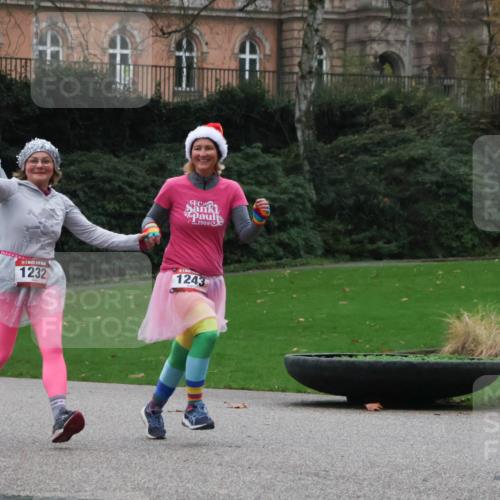 08.12.2024 - St. Pauli X-Mass-Run No. 14 Strokosch-Dieckow http://msf.ph/oto/7506026 08.12.2024 09:41:40 Laufen 1232, 1919, 1243 meine-sportfotos.de