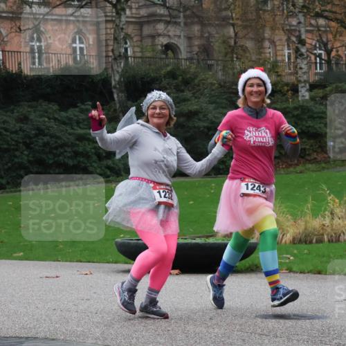 08.12.2024 - St. Pauli X-Mass-Run No. 14 Strokosch-Dieckow http://msf.ph/oto/7506034 08.12.2024 09:41:40 Laufen 1910, 1232, 1243 meine-sportfotos.de