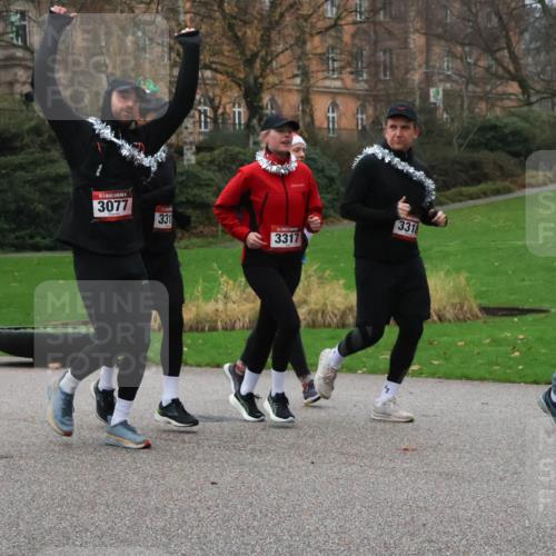 08.12.2024 - St. Pauli X-Mass-Run No. 14 Strokosch-Dieckow http://msf.ph/oto/7506083 08.12.2024 09:41:48 Laufen 325, 3077, 331, 3317, 3318, 891 meine-sportfotos.de