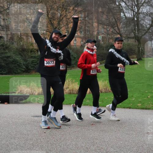 08.12.2024 - St. Pauli X-Mass-Run No. 14 Strokosch-Dieckow http://msf.ph/oto/7506088 08.12.2024 09:41:48 Laufen 325, 3257, 3077, 331, 3311, 3318, 891, 891 meine-sportfotos.de