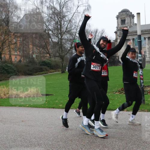08.12.2024 - St. Pauli X-Mass-Run No. 14 Strokosch-Dieckow http://msf.ph/oto/7506095 08.12.2024 09:41:49 Laufen 17, 3255, 3077, 317, 331, 891 meine-sportfotos.de