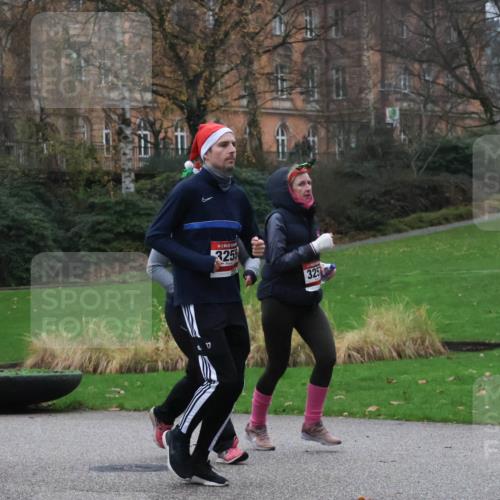 08.12.2024 - St. Pauli X-Mass-Run No. 14 Strokosch-Dieckow http://msf.ph/oto/7506098 08.12.2024 09:41:50 Laufen 2212, 3255, 325 meine-sportfotos.de