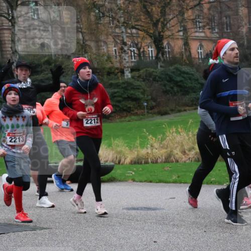 08.12.2024 - St. Pauli X-Mass-Run No. 14 Strokosch-Dieckow http://msf.ph/oto/7506099 08.12.2024 09:41:50 Laufen 3310, 3314, 2213, 15, 3, 2212, 17, 6257 meine-sportfotos.de