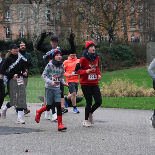 08.12.2024 - St. Pauli X-Mass-Run No. 14 Strokosch-Dieckow http://msf.ph/oto/7506102 08.12.2024 09:41:51 Laufen 316, 3312, 13310, 2213, 3, 2212 meine-sportfotos.de