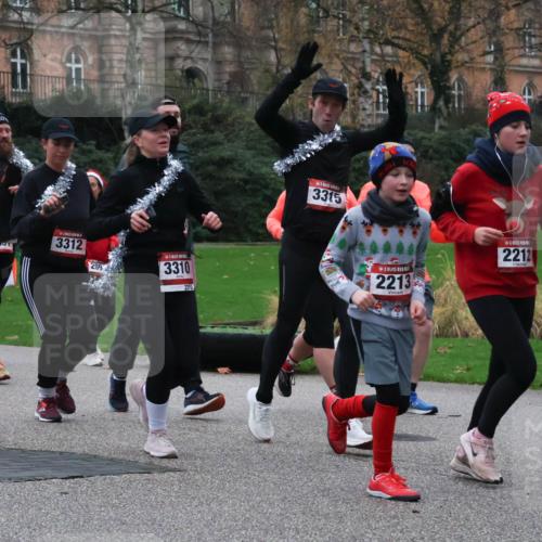 08.12.2024 - St. Pauli X-Mass-Run No. 14 Strokosch-Dieckow http://msf.ph/oto/7506107 08.12.2024 09:41:51 Laufen 3316, 3312, 209, 3310, 3310, 3315, 2213, 2212 meine-sportfotos.de
