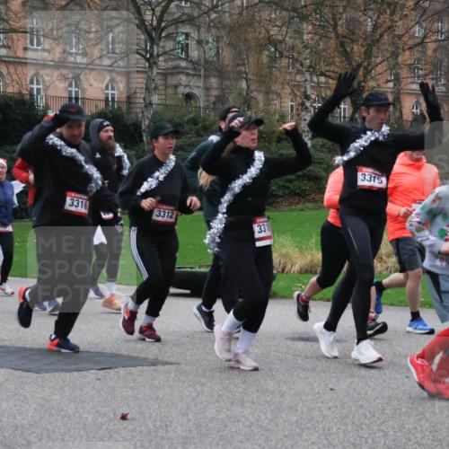 08.12.2024 - St. Pauli X-Mass-Run No. 14 Strokosch-Dieckow http://msf.ph/oto/7506110 08.12.2024 09:41:51 Laufen 2955, 3316, 2013, 3312, 2093, 3310, 3315, 221, 2212 meine-sportfotos.de
