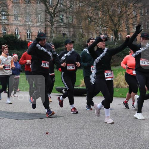08.12.2024 - St. Pauli X-Mass-Run No. 14 Strokosch-Dieckow http://msf.ph/oto/7506111 08.12.2024 09:41:52 Laufen 3316, 2013, 3312, 33, 2955, 2093, 3310, 3315 meine-sportfotos.de