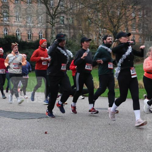 08.12.2024 - St. Pauli X-Mass-Run No. 14 Strokosch-Dieckow http://msf.ph/oto/7506115 08.12.2024 09:41:52 Laufen 955, 2093, 2013, 2098, 2015, 331, 3312, 331, 3310, 89, 3315, 31 meine-sportfotos.de