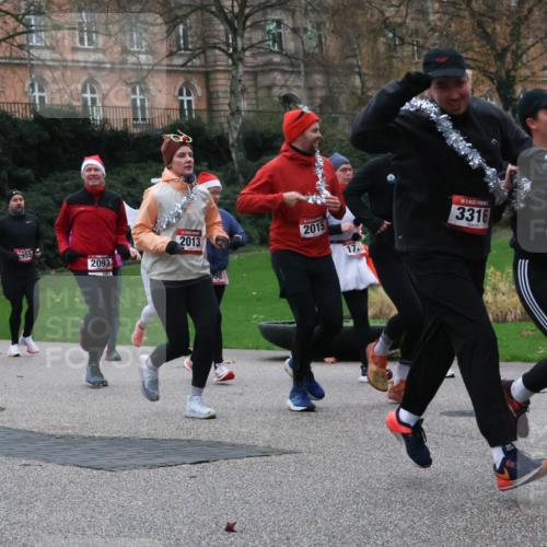 08.12.2024 - St. Pauli X-Mass-Run No. 14 Strokosch-Dieckow http://msf.ph/oto/7506118 08.12.2024 09:41:52 Laufen 955, 2093, 2013, 2015, 17, 3316, 3312, 3314 meine-sportfotos.de