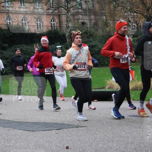 08.12.2024 - St. Pauli X-Mass-Run No. 14 Strokosch-Dieckow http://msf.ph/oto/7506122 08.12.2024 09:41:53 Laufen 1678, 2819, 2955, 2093, 2965, 00, 2013, 2015, 2194 meine-sportfotos.de