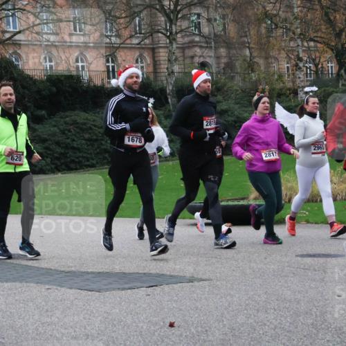 08.12.2024 - St. Pauli X-Mass-Run No. 14 Strokosch-Dieckow http://msf.ph/oto/7506133 08.12.2024 09:41:54 Laufen 3057, 620, 1678, 30, 2819, 2817, 2965, 2093, 2093 meine-sportfotos.de