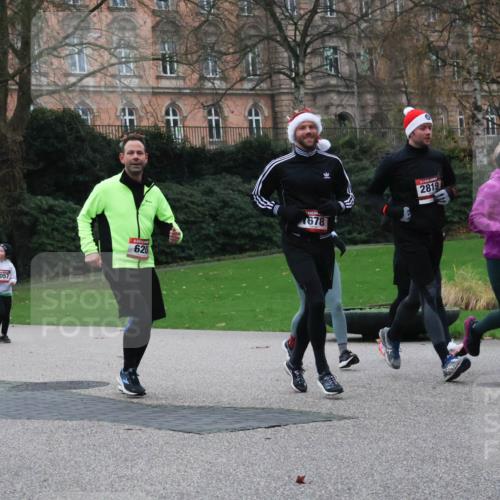 08.12.2024 - St. Pauli X-Mass-Run No. 14 Strokosch-Dieckow http://msf.ph/oto/7506135 08.12.2024 09:41:55 Laufen 2058, 3057, 620, 678, 2, 2819, 281, 2965 meine-sportfotos.de