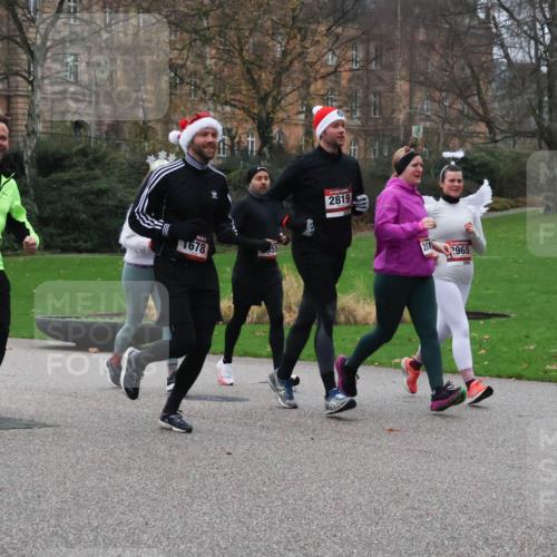 08.12.2024 - St. Pauli X-Mass-Run No. 14 Strokosch-Dieckow http://msf.ph/oto/7506138 08.12.2024 09:41:55 Laufen 620, 1678, 2819, 11, 281, 2965, 2965 meine-sportfotos.de