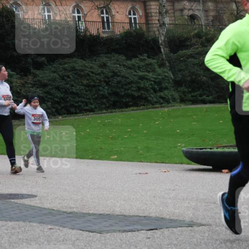 08.12.2024 - St. Pauli X-Mass-Run No. 14 Strokosch-Dieckow http://msf.ph/oto/7506140 08.12.2024 09:41:56 Laufen 838, 3058, 3057, 620 meine-sportfotos.de