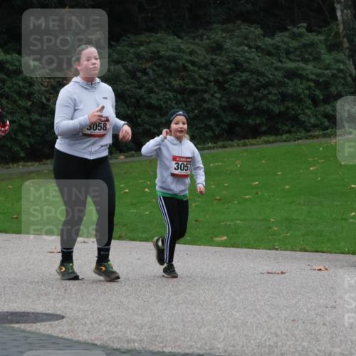 08.12.2024 - St. Pauli X-Mass-Run No. 14 Strokosch-Dieckow http://msf.ph/oto/7506144 08.12.2024 09:41:57 Laufen 838, 3058, 3057 meine-sportfotos.de