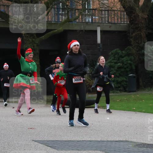 08.12.2024 - St. Pauli X-Mass-Run No. 14 Strokosch-Dieckow http://msf.ph/oto/7506250 08.12.2024 09:42:20 Laufen 65, 2969, 3012, 3006, 2968, 301, 78, 3153 meine-sportfotos.de