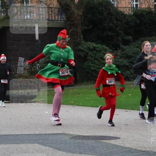08.12.2024 - St. Pauli X-Mass-Run No. 14 Strokosch-Dieckow http://msf.ph/oto/7506269 08.12.2024 09:42:23 Laufen 2969, 2968, 3010, 100, 3012 meine-sportfotos.de