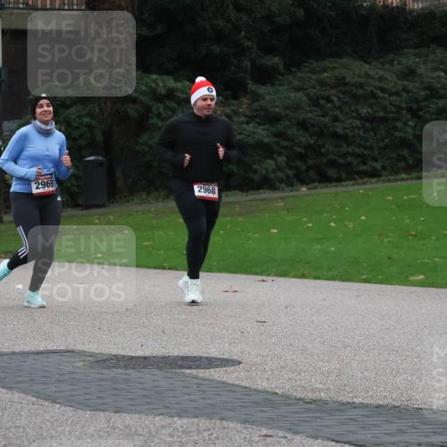 08.12.2024 - St. Pauli X-Mass-Run No. 14 Strokosch-Dieckow http://msf.ph/oto/7506297 08.12.2024 09:42:26 Laufen 2969, 2968 meine-sportfotos.de