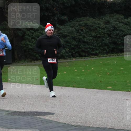 08.12.2024 - St. Pauli X-Mass-Run No. 14 Strokosch-Dieckow http://msf.ph/oto/7506299 08.12.2024 09:42:26 Laufen 2969, 2968 meine-sportfotos.de